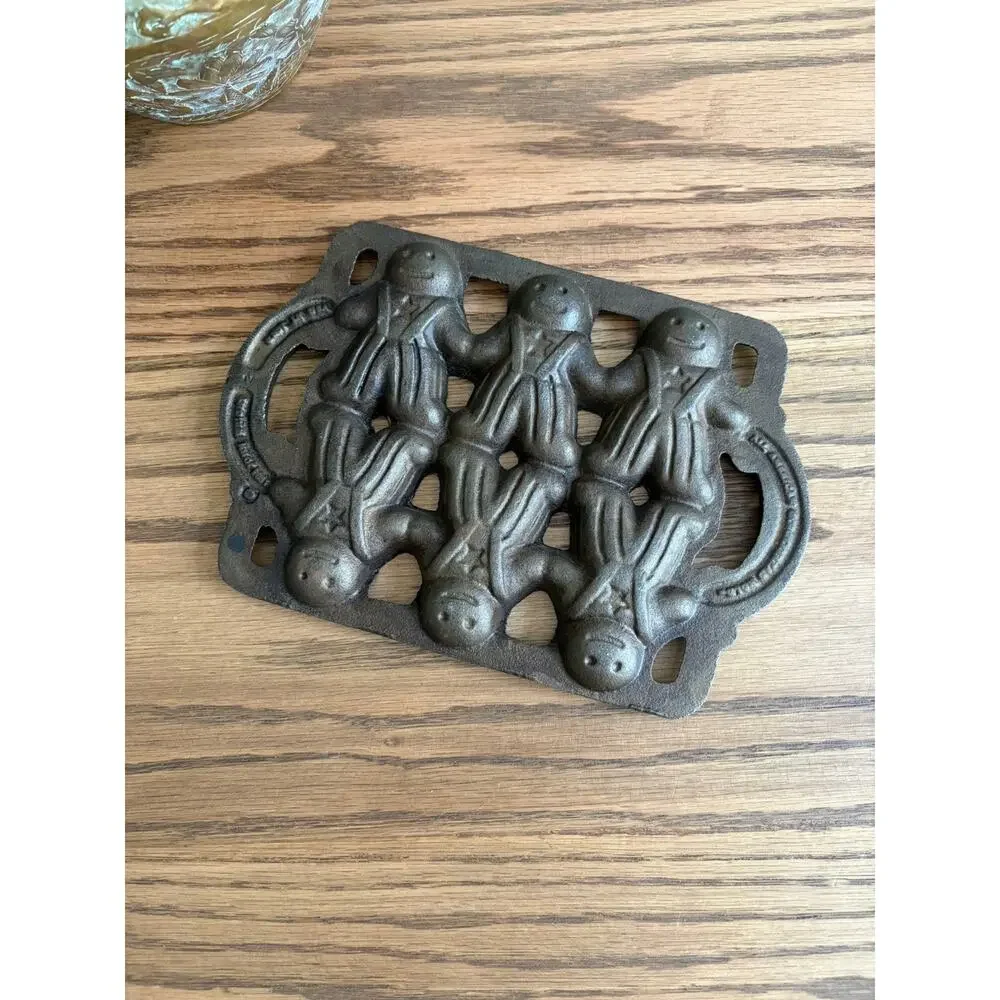Vintage Cast Iron Mold Gingerbread Men Corn Bread Muffin Pan